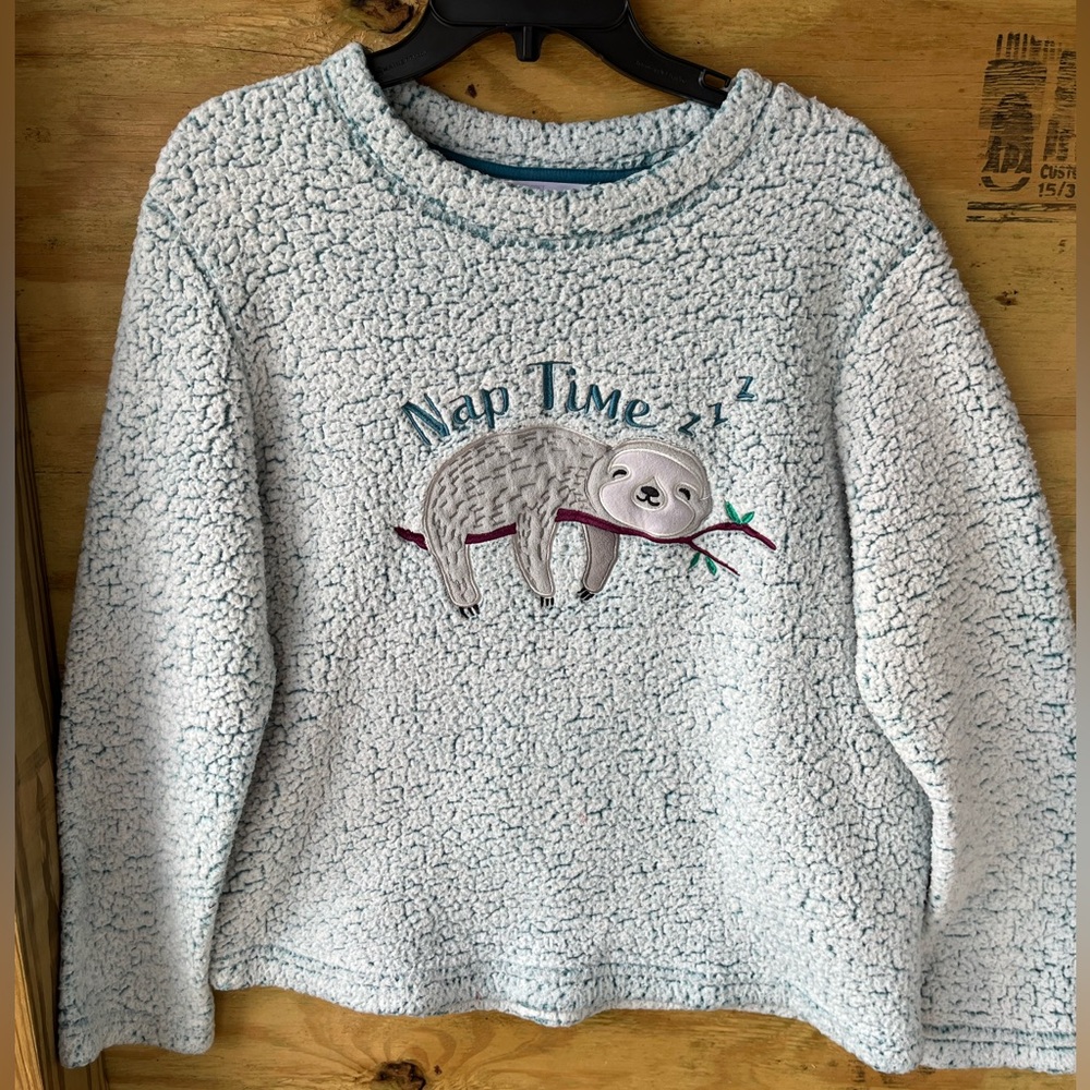 Light blue sloth sleep night shirt, M, soft material, 100% polyester faux fur